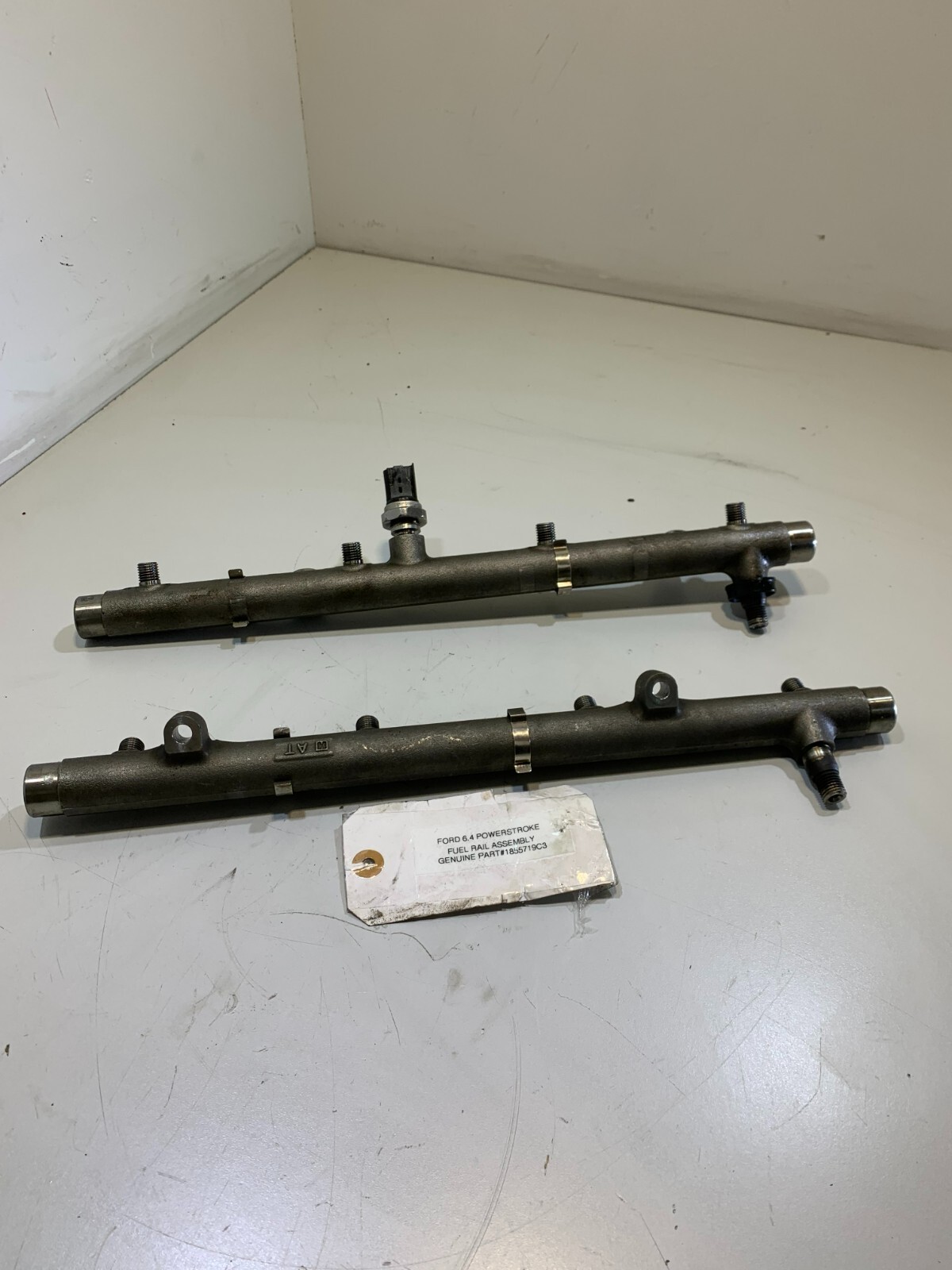 FORD 6.4 POWERSTOKE FUEL RAIL ASSEMBLY 1855719C3 OEM