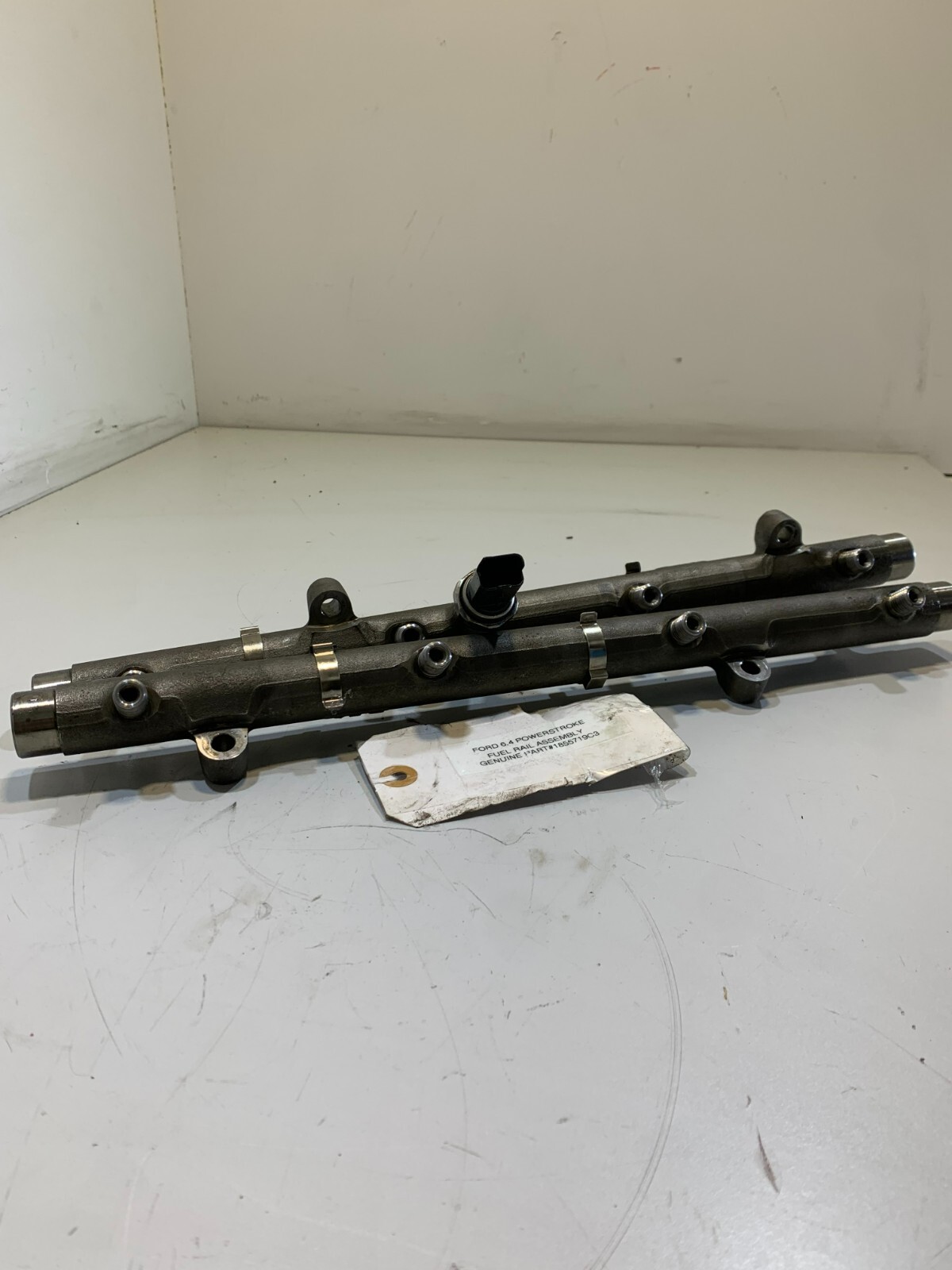 FORD 6.4 POWERSTOKE FUEL RAIL ASSEMBLY 1855719C3 OEM - Image 2