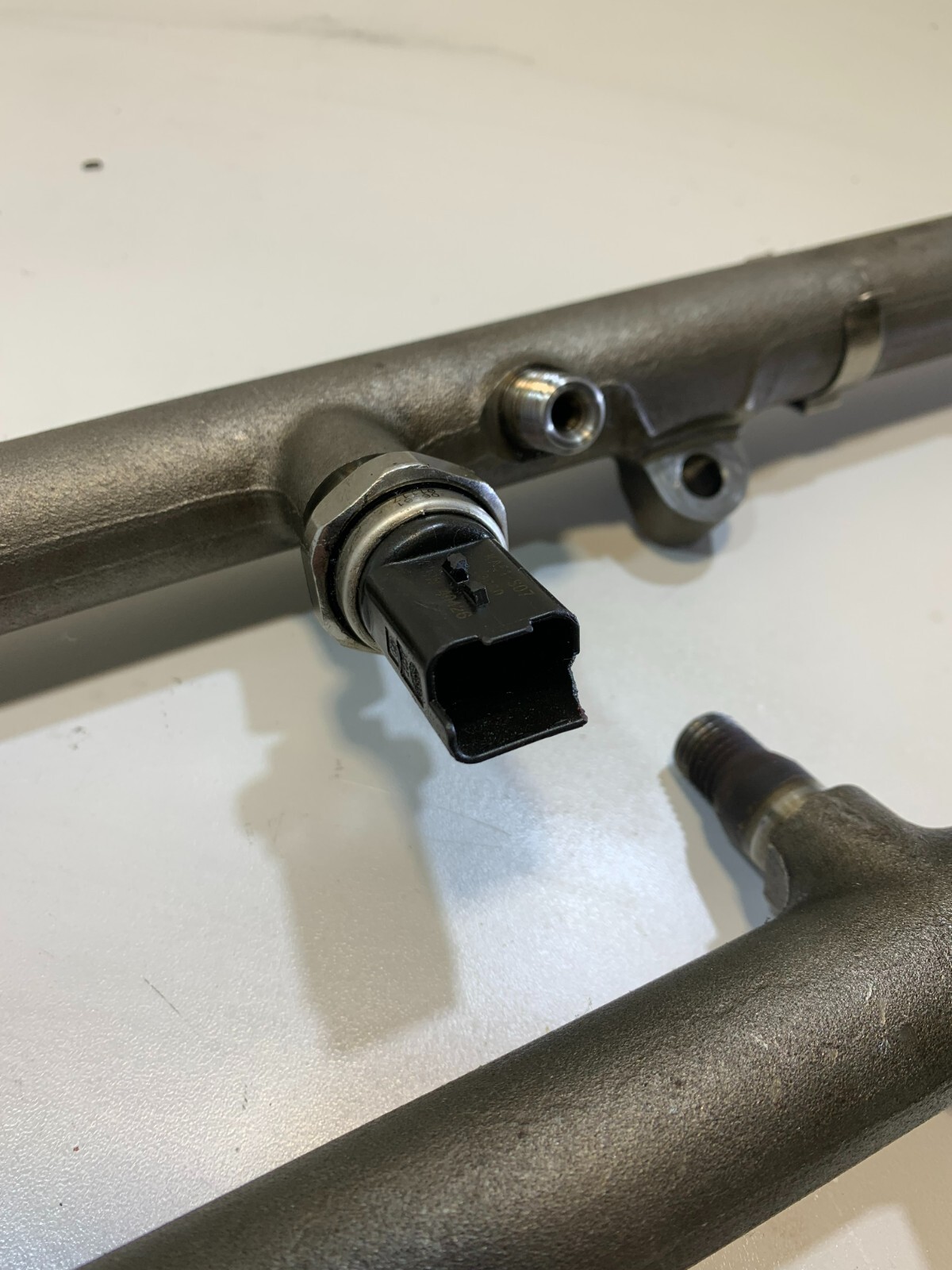 FORD 6.4 POWERSTOKE FUEL RAIL ASSEMBLY 1855719C3 OEM - Image 4