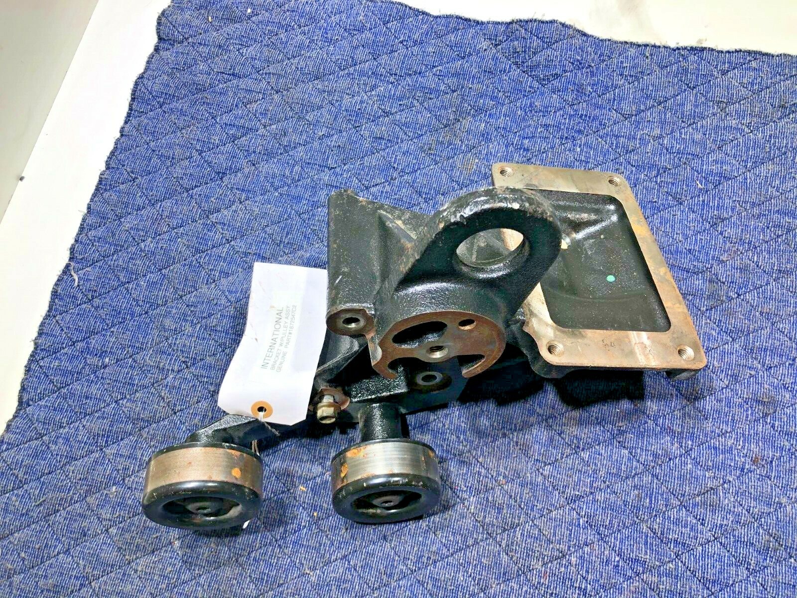 INTERNATIONAL PULLEY BRACKET 1872547C2 OEM - Image 2