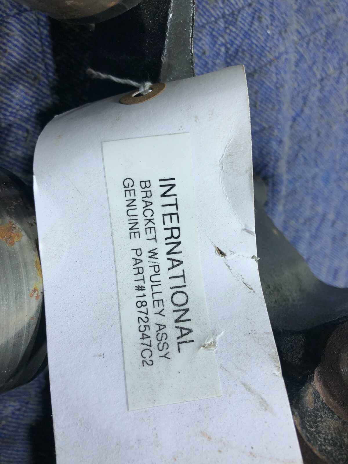 INTERNATIONAL PULLEY BRACKET 1872547C2 OEM - Image 3