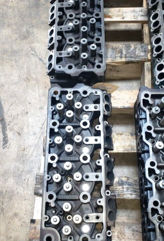 Ford International 1832135M2 Maxxforce 7 6.0 Cylinder Head Set